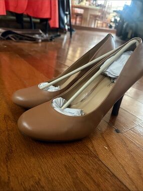 Kelly & Katie Tan Round-Toe Mid Heel Pumps